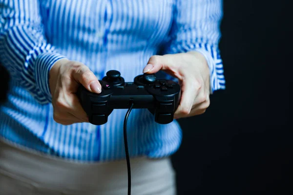 Mãos femininas com um gamepad. Isolado em fundo preto — Fotografia de Stock