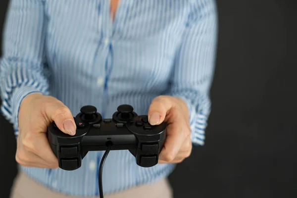 Mani femminili con un gamepad. Isolato su sfondo nero — Foto Stock