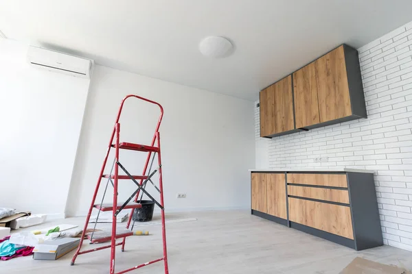 Nouveaux meubles de cuisine en bois installés avec de l'acier inoxydable décoratif moderne — Photo