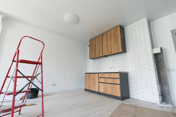 Nya installerade köksskåp i trä med modernt dekorativt rostfritt stål — Stockfoto
