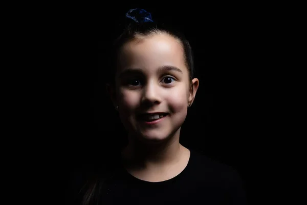 Primo piano ritratto di felice bambina isolata su sfondo nero — Foto Stock