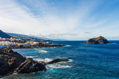 İspanya 'nın Tenerife adasındaki Atlantik Okyanusu kıyısındaki Garachico köyünün hava manzarası