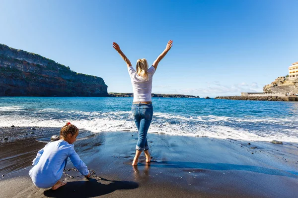 Schöne allein sinnliche Mädchen am Strand — Stockfoto