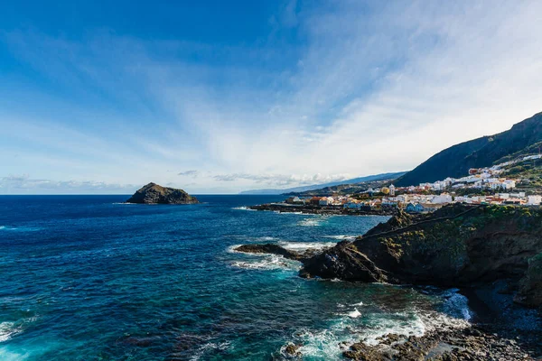 Vista aérea da aldeia de Garachico na costa do oceano Atlântico na ilha de Tenerife, Espanha — Fotografia de Stock