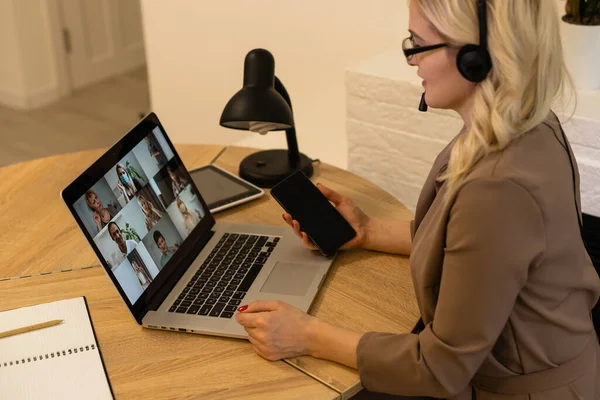 Vrouw werken vanuit huis hebben groep videoconferentie op laptop — Stockfoto