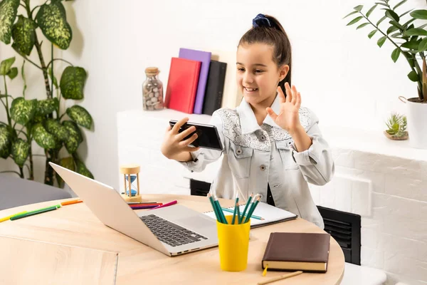 Concept de personnes, d'enfants et de technologie - fille avec ordinateur portable et smartphone prenant selfie ou ayant un appel vidéo — Photo