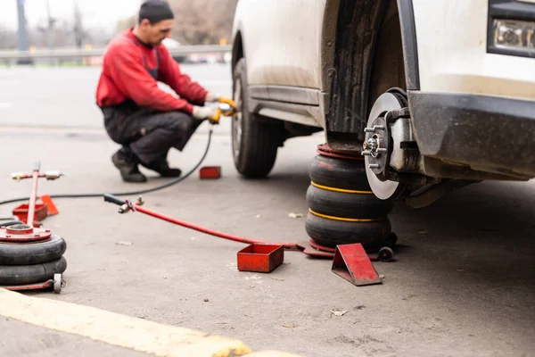 Auto brzdy část v garáži, auto brzdy kotouč bez kol detailní up — Stock fotografie