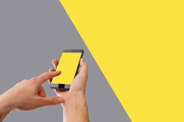 Telefonlu tasarımcı üst görünümü, yaratıcı profesyonel çalışma alanı. 2021 Ultimate Gray ve Aydınlatıcı Geçmişin Renkleri. Trendi Aydınlatan Sarı.