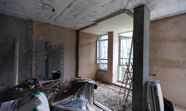 Boya malzemeleriyle dolu bir odada ev yenileme