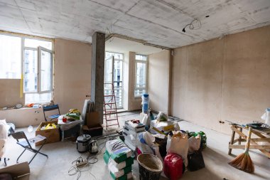 Boya malzemeleriyle dolu bir odada ev yenileme