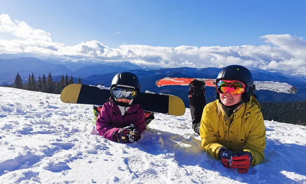 Dağlarda kış tatili yapan snowboardcu ailesi. — Stok fotoğraf