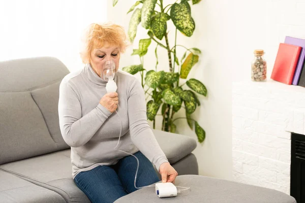 Zieke oudere vrouw die inhalatie maakt, oudere vrouw en vernevelaar — Stockfoto