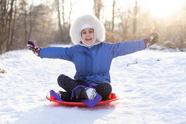 Chica feliz en invierno al aire libre, niña en el trineo de hielo —  Fotos de Stock