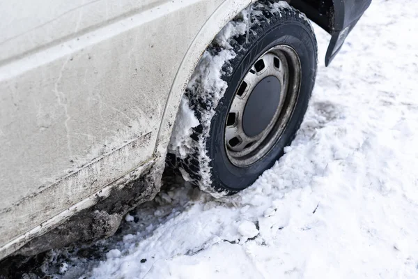 Ruedas de coche en la nieve —  Fotos de Stock