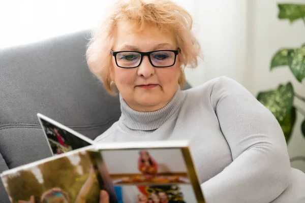 Mulheres assistindo álbum de família em casa, mulher idosa assistindo photobook — Fotografia de Stock