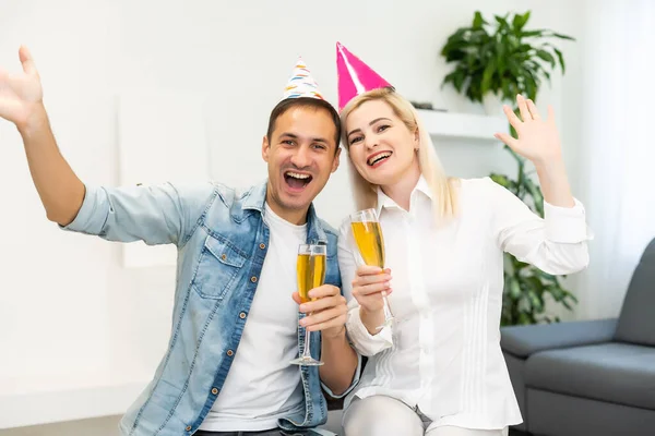 Homem e mulher estão usando bonés feriados — Fotografia de Stock