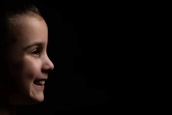 Retrato de close-up da menina feliz isolado no fundo preto — Fotografia de Stock