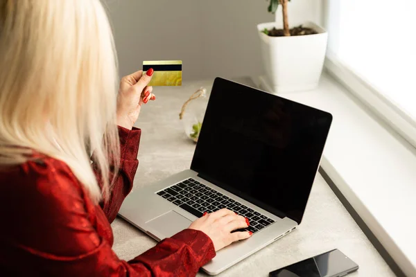 Mujer feliz mano comprar en línea con un ordenador portátil y pagar con una tarjeta de crédito — Foto de Stock
