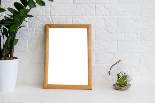 Дерев'яна рамка для живопису або картини на білому тлі — стокове фото