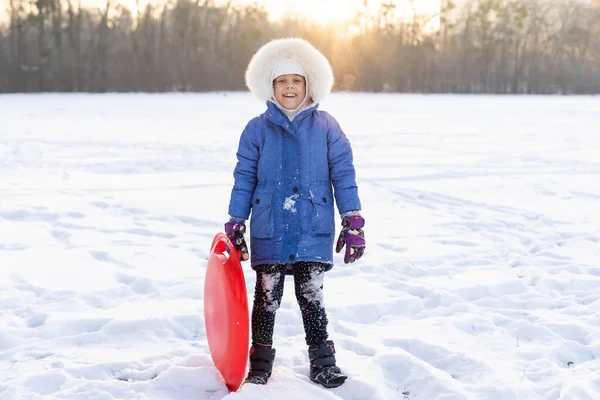 Glückliches Mädchen im Winter draußen, kleines Mädchen auf Eisschlitten — Stockfoto