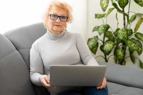 Seniorin arbeitet an ihrem Laptop, ältere Frau — Stockfoto