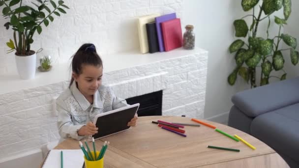 Las personas, los niños y el concepto de educación - niña con la computadora de la tableta de escritura en casa — Vídeo de stock