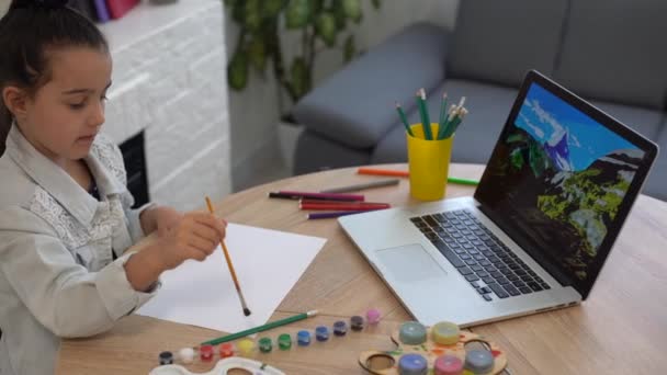 Mladá dívka tráví čas kreslením pomocí online lekcí na notebooku. Vzdálenost učení on-line vzdělávání — Stock video
