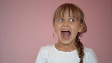 Şaşırmış küçük kız. Pembe arkaplanda izole et