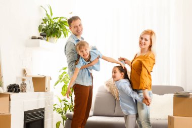 Aile yeni evlerine taşınıyor.