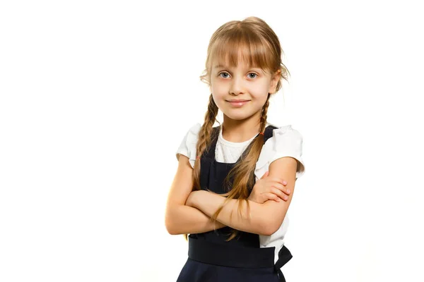 Pequeña chica divertida con camisa. Aislado sobre fondo blanco. Niña en la escuela. La niña con libros de texto. Chica studing. — Foto de Stock