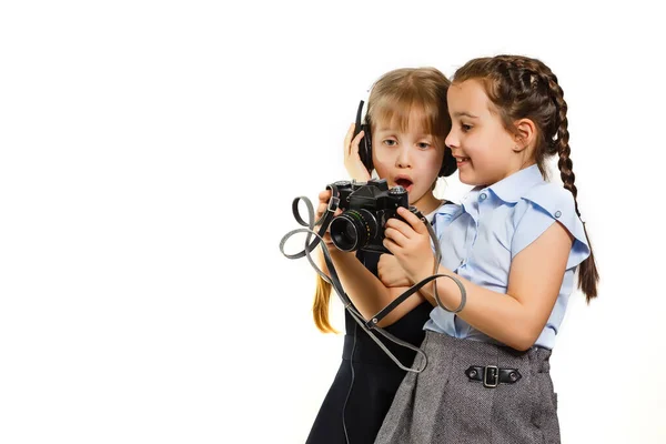 Due curiose studentesse amichevoli che guardano le foto in pausa — Foto Stock