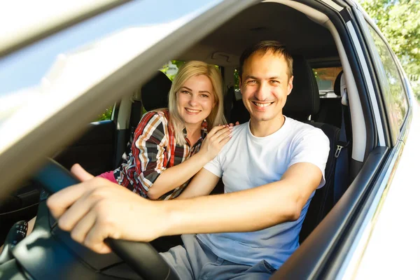 快乐的年轻人和女人在车里享受夏天的路上旅行. — 图库照片