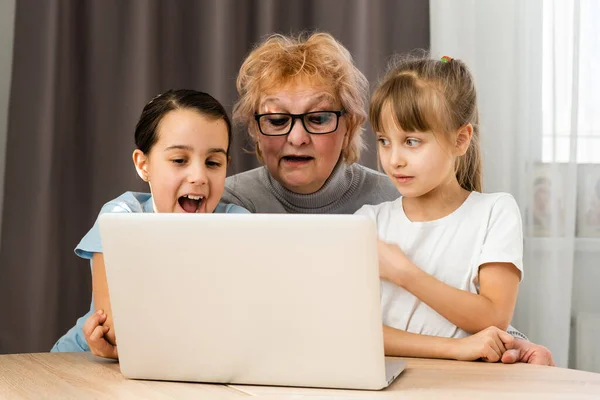 Nonna con nipote uso laptop imparare a contare insieme a casa — Foto Stock