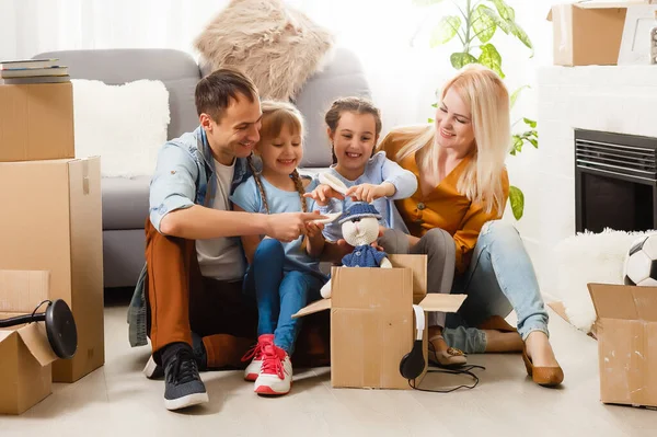 Glückliche Familie zieht mit Kartons nach Hause — Stockfoto