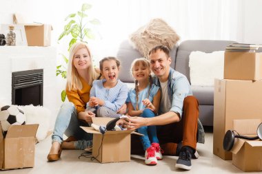 Kutularla eve taşınan mutlu aile