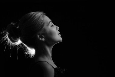 Genç, güzel, sarışın, cazibeli, siyah elbiseli kadın.