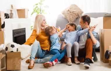 Kutularla eve taşınan mutlu aile
