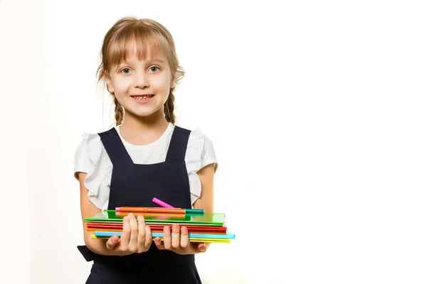 Piccola ragazza divertente in camicia con i libri. Isolato su sfondo bianco. Bambina a scuola. La bambina con i libri di testo. Ragazza borchie. — Foto Stock