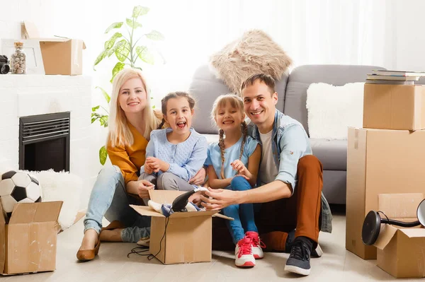 Szczęśliwa rodzina przenosi się do domu z pudełkami — Zdjęcie stockowe
