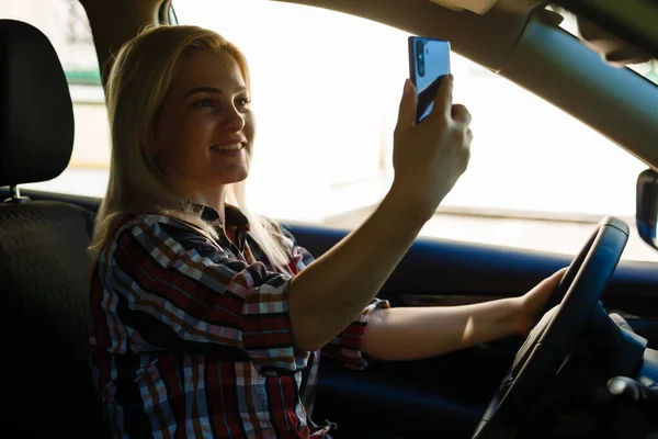 Confiado y hermoso. atractiva mujer joven en ropa casual conducir un coche —  Fotos de Stock