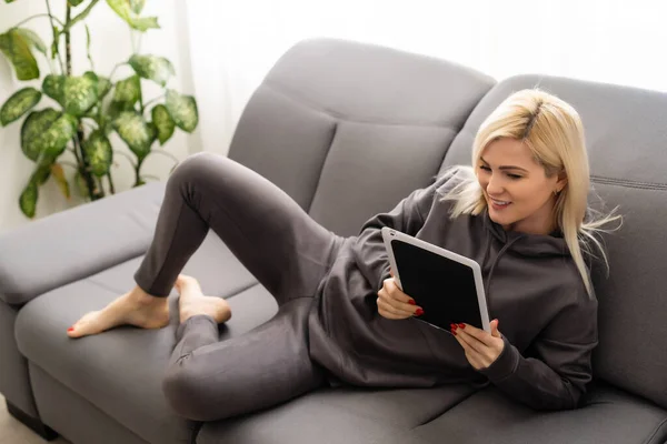 Tablet bilgisayarlı mutlu kadın resmi — Stok fotoğraf
