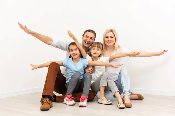 Concept hébergeant une jeune famille. mère père et enfants dans une nouvelle maison — Photo