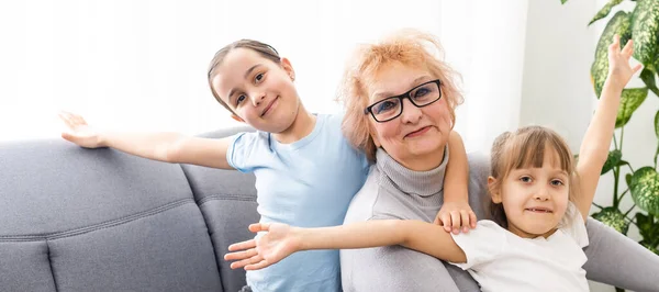 Felice nonna matura di mezza età e poco prescolastico due nipoti divertirsi giocando a casa — Foto Stock