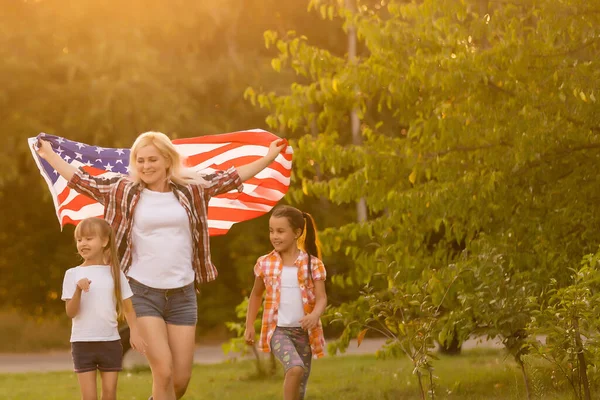 미국 국기를 사용하여 출국을 알리는 가족 — 스톡 사진
