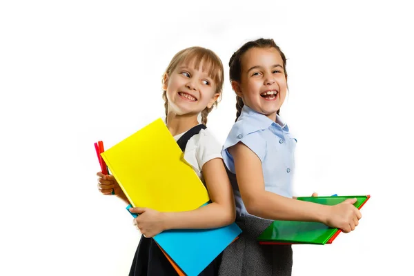 Deux petites écolières. Éducation, mode, concept d'amitié. — Photo