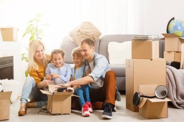 Kutularla eve taşınan mutlu aile
