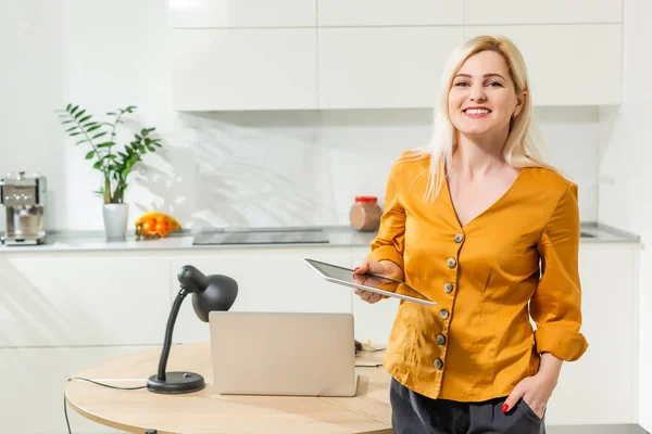 Retrato de mulher trabalhando com laptop na cozinha brilhante. Coronavírus Covid-19. Distanciamento social — Fotografia de Stock