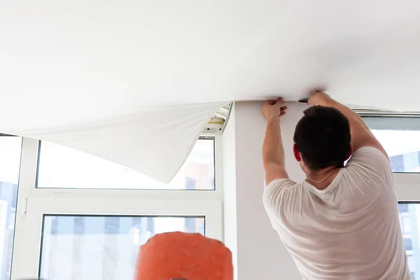 Gergin tavan kurulumu. Gergin tavan için uygun. Gergin tavan, iş.