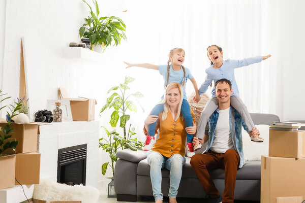 Счастливая семья переезжает домой с коробками