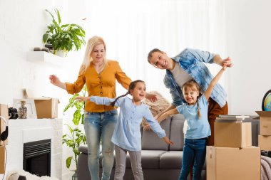 Kutularla eve taşınan mutlu aile
